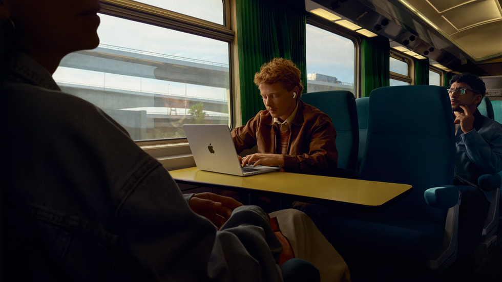 Passasjer med AirPods Pro 3 på et tog