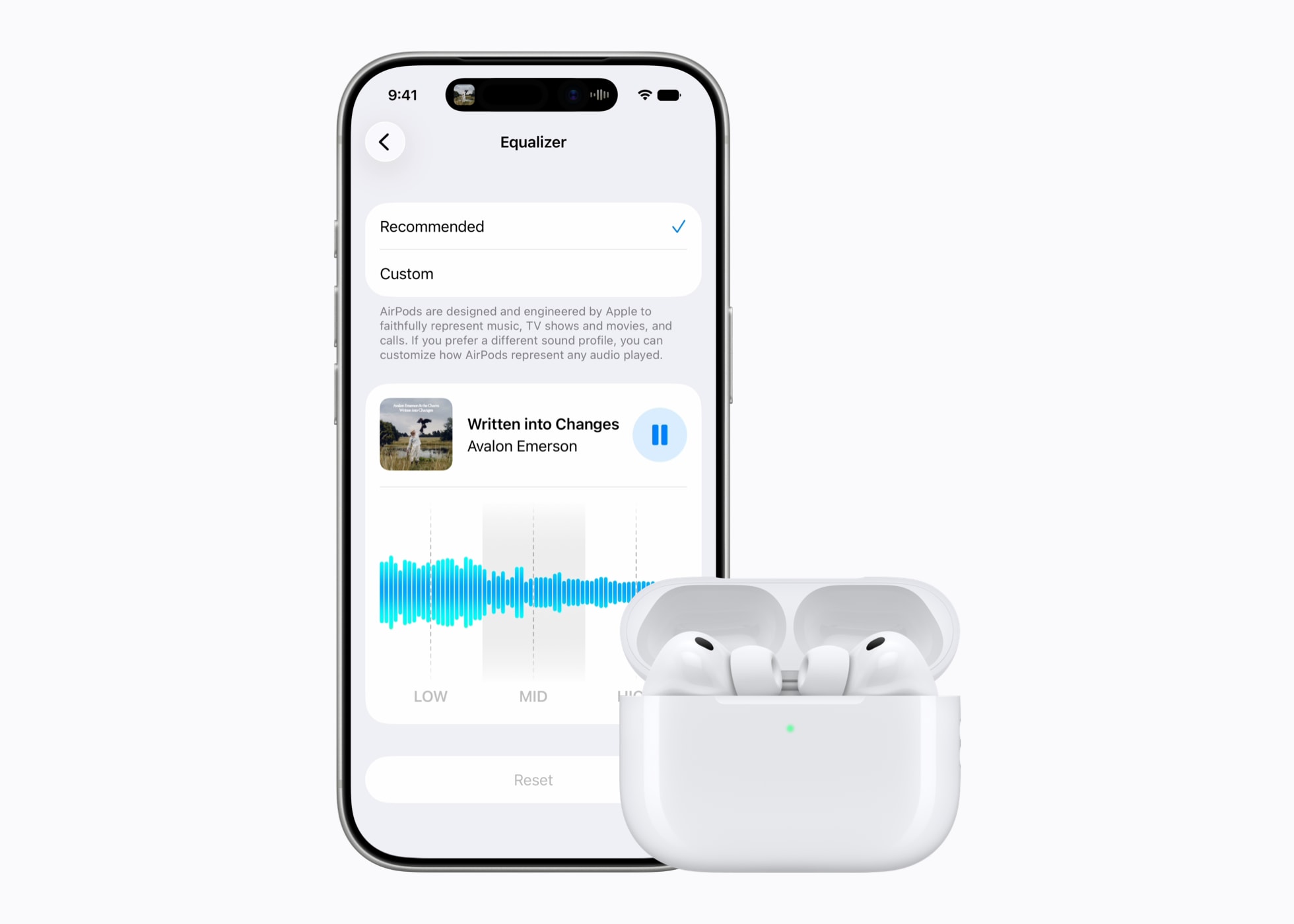 En iPhone 17 Pro viser equalizer-innstillinger ved siden av et par AirPods.