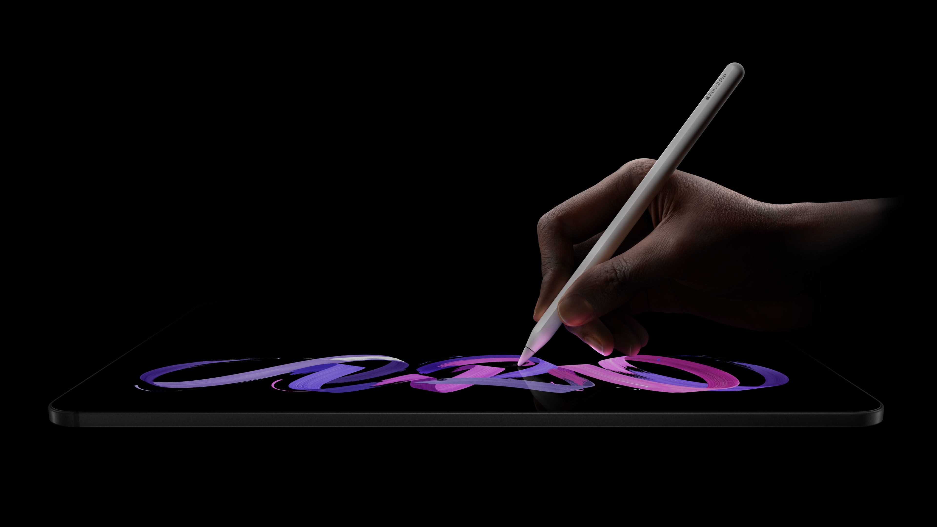 En hånd tegner lilla former på iPad Pro (M5) med Apple Pencil Pro.