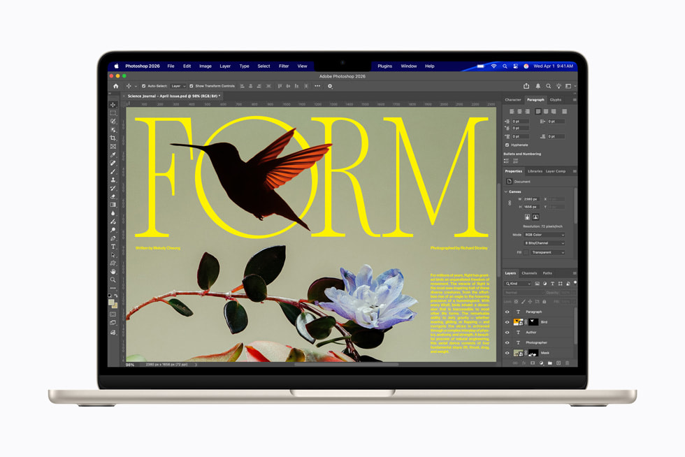 MacBook Air med M5 viser Adobe Photoshop på skjermen