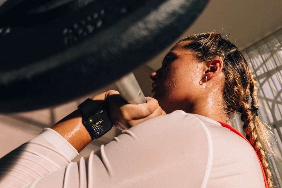 En person trener styrke med Apple Watch Series 12 på håndleddet