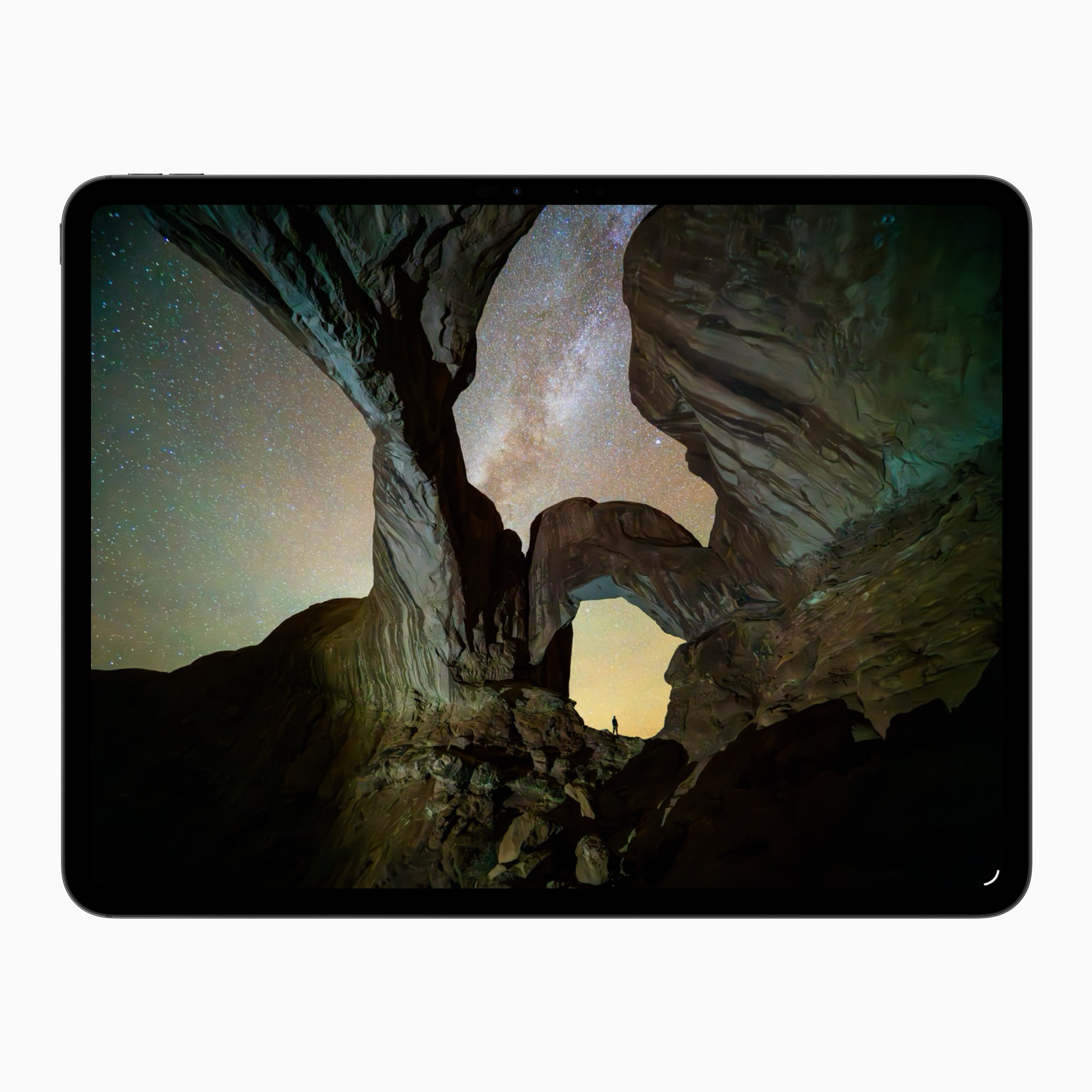 iPad Pro (M5) sett forfra med et detaljert landskapsmotiv på Ultra Retina XDR-skjermen.